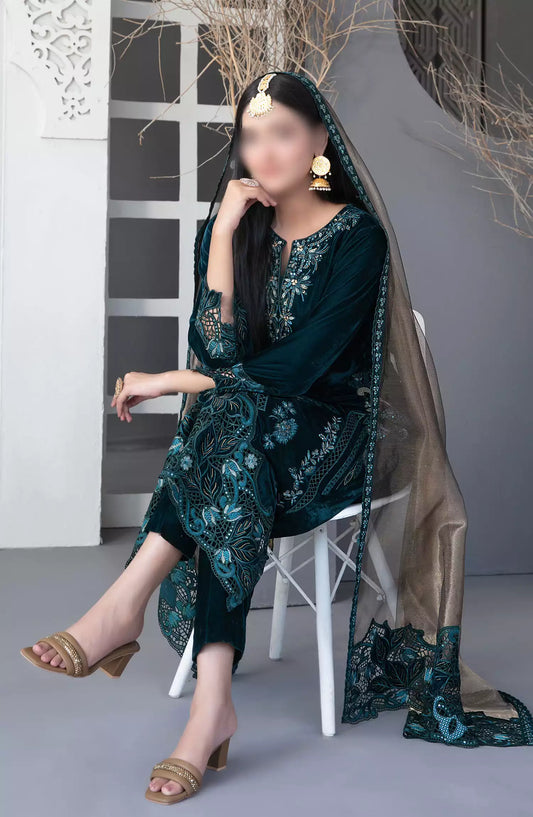 Makhmal-e-Kahani -Fancy Heavy Embroidered Velvet Collection 2024 - D-3968