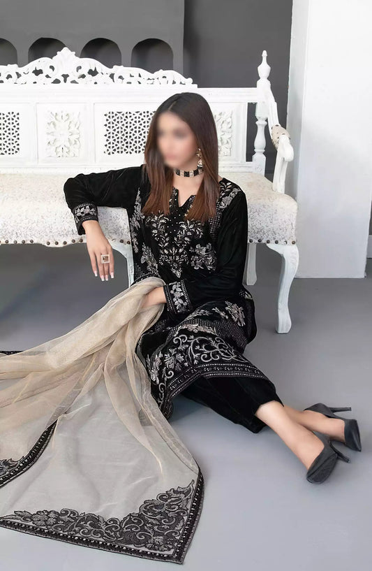 Makhmal-e-Kahani -Fancy Heavy Embroidered Velvet Collection 2024 - D-3971