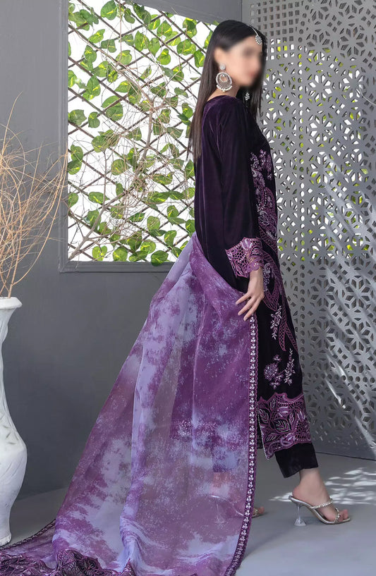 Makhmal-e-Kahani -Fancy Heavy Embroidered Velvet Collection 2024 - D-3974