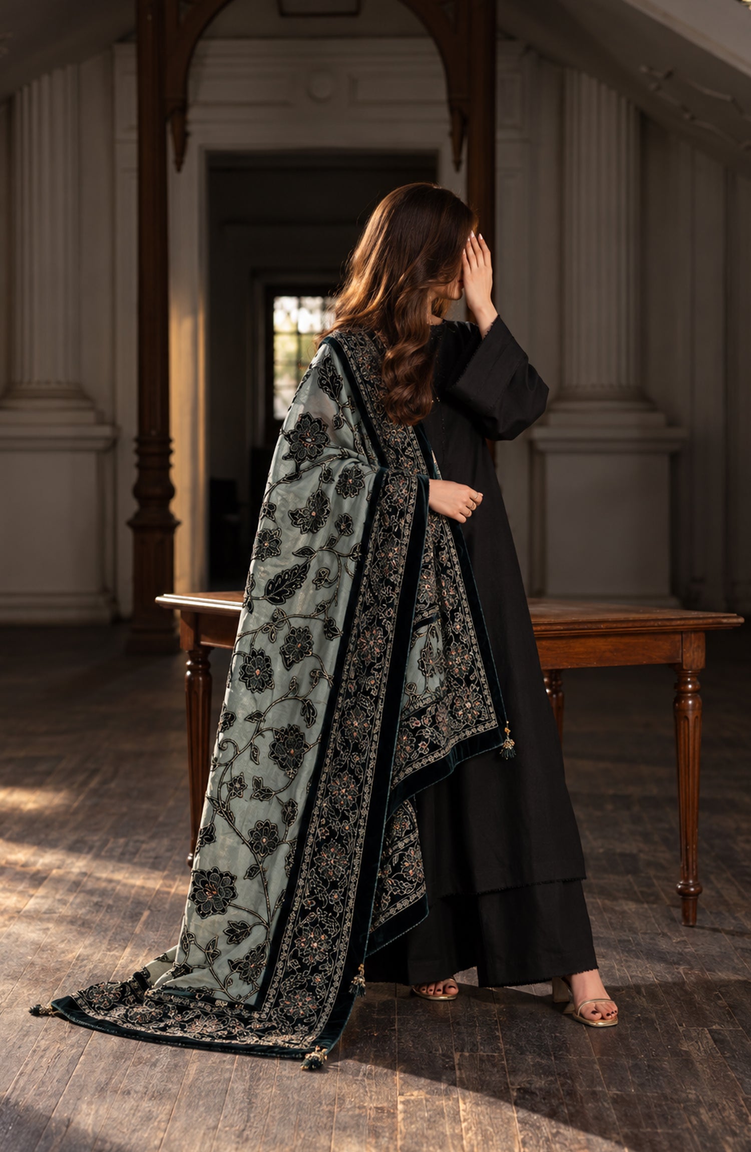 Amna Khadija Mehraab Luxury Embroidered Velvet Shawl - AKM-02 - AM26MHR - Green - Winter Collection