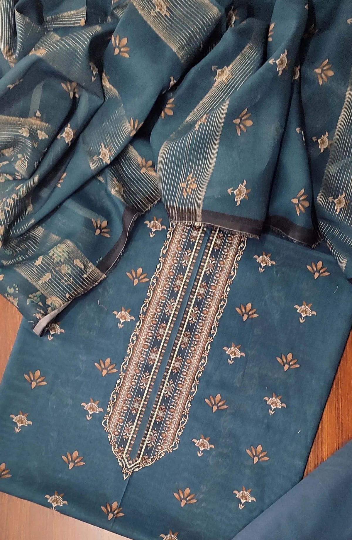 PREMIUM UNSTITCH PRINTED LAWN 3PEC WITH TILLA  DUPATTA COLLECTION - D 01