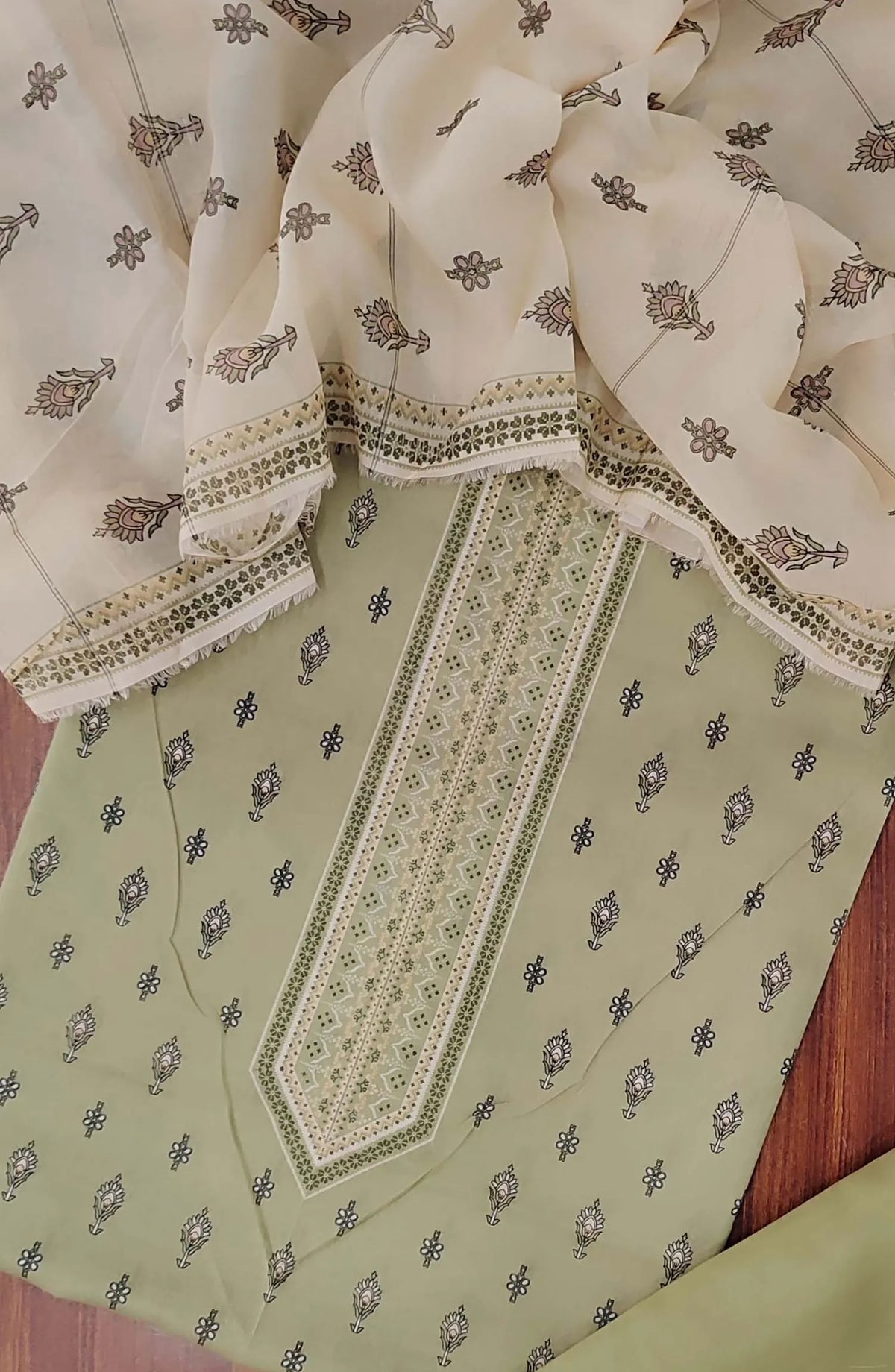 PREMIUM UNSTITCH PRINTED LAWN 3PEC WITH TILLA  DUPATTA COLLECTION - D 02