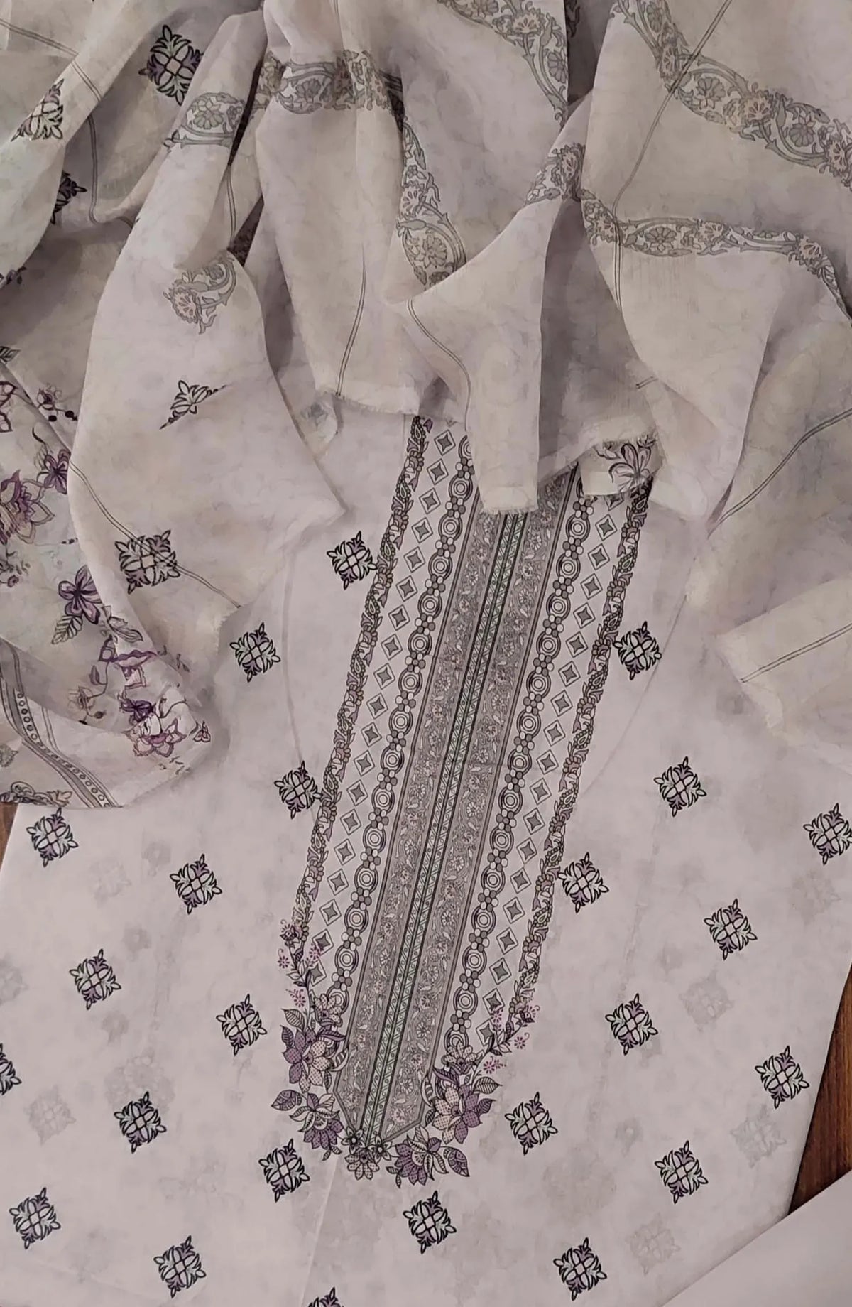 PREMIUM UNSTITCH PRINTED LAWN 3PEC WITH TILLA  DUPATTA COLLECTION - D 10