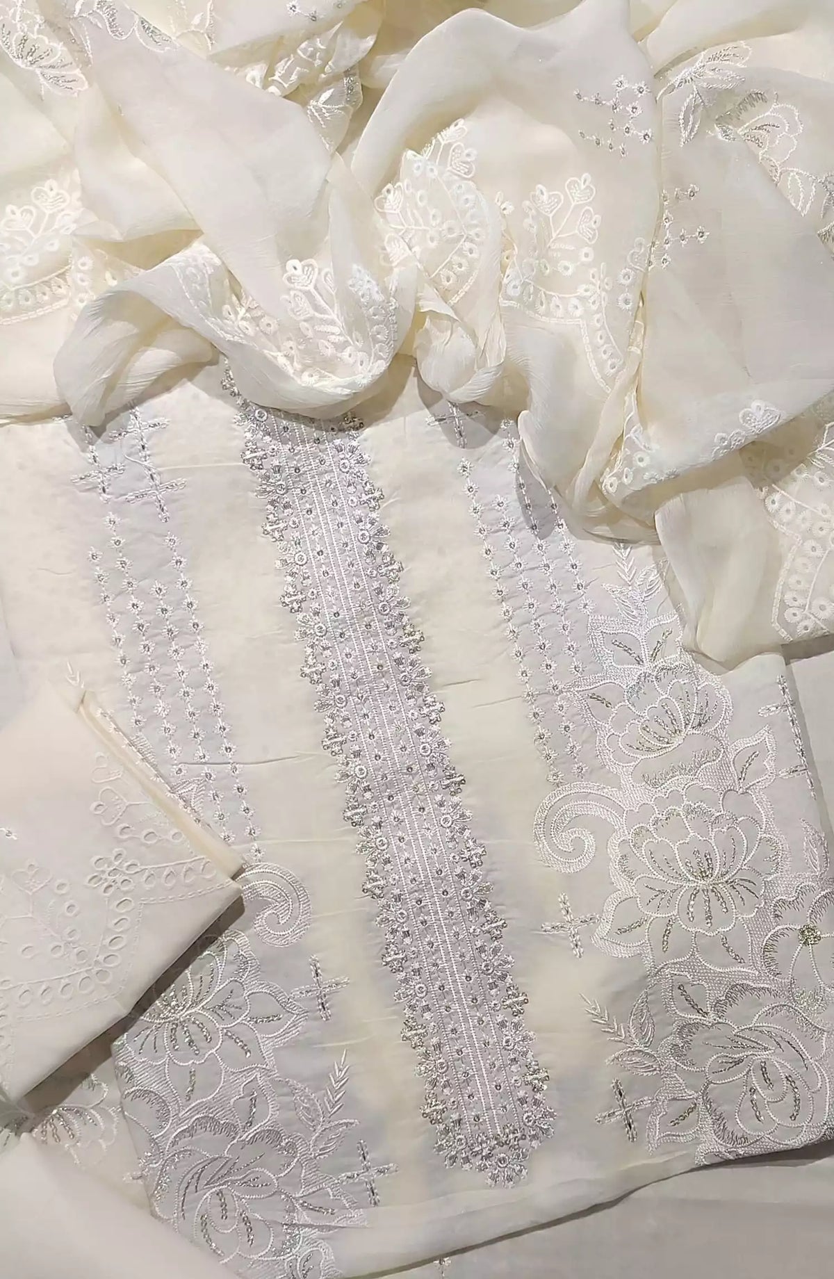 Exclusive Embroidered Lawn 3Pec Collection 2024 By Amna Khadija - Design 02