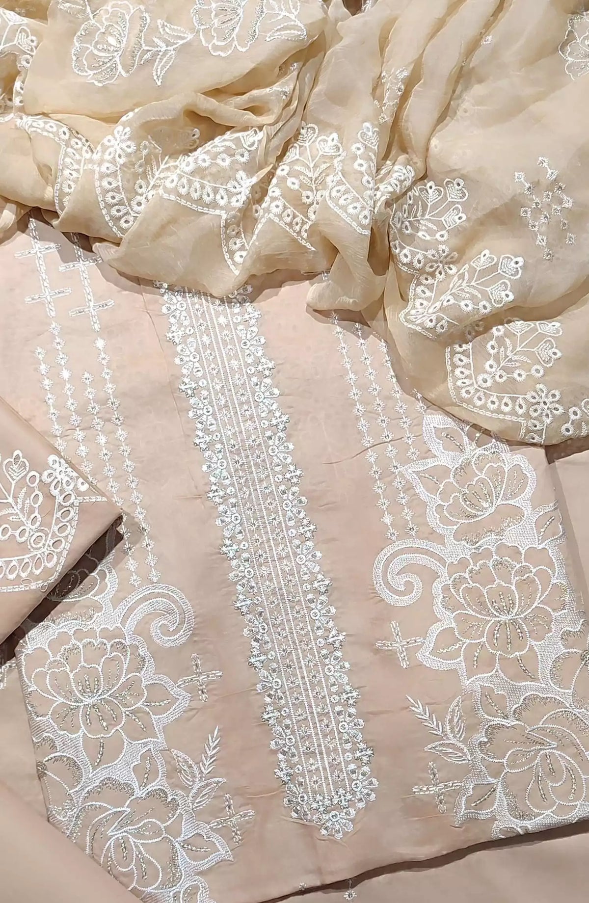 Exclusive Embroidered Lawn 3Pec Collection 2024 By Amna Khadija - Design 04