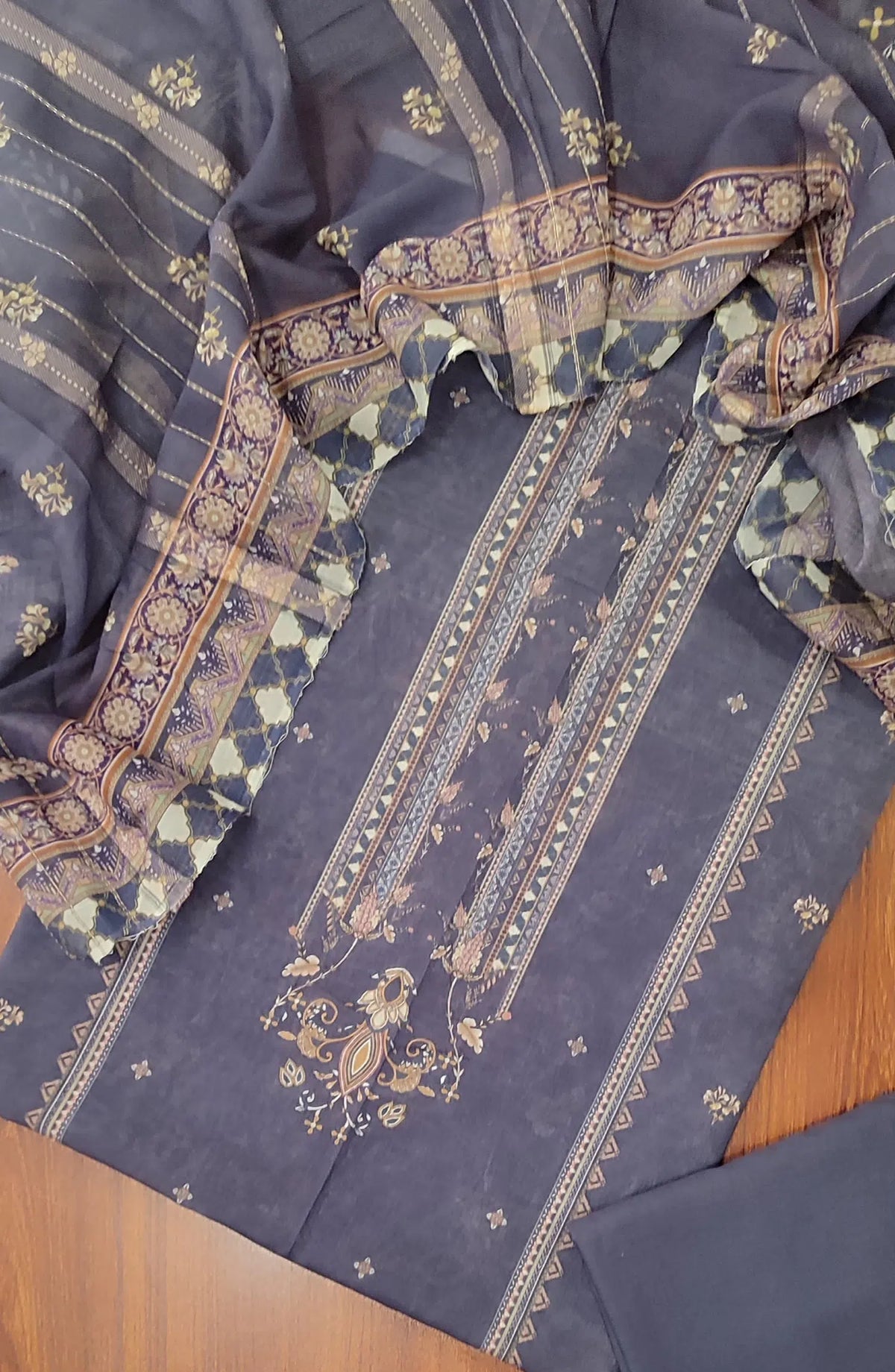 Classic Printed Lawn 3 Pcs Collection with Tilla Dupatta - Design 04