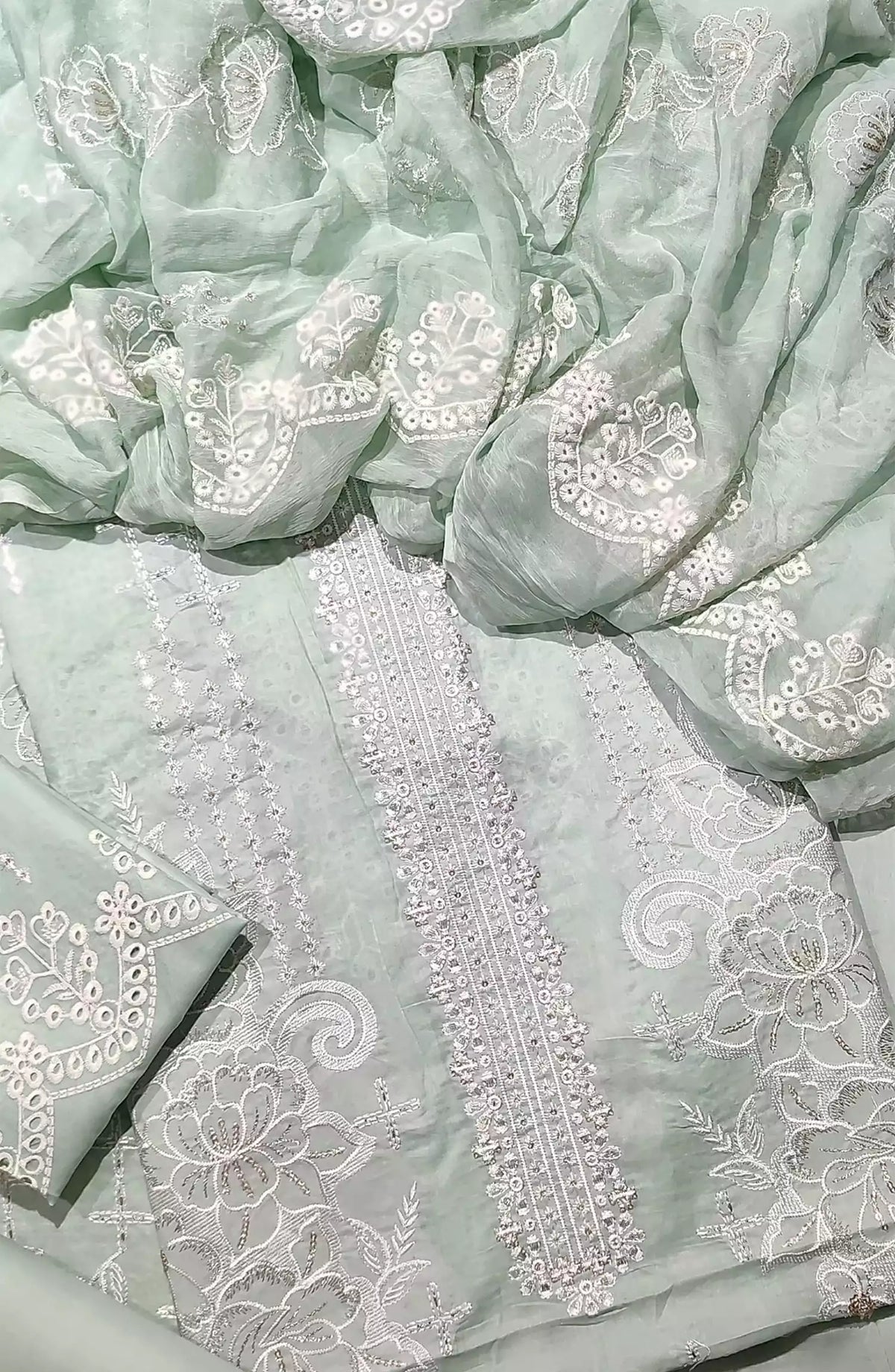 Exclusive Embroidered Lawn 3Pec Collection 2024 By Amna Khadija - Design 05