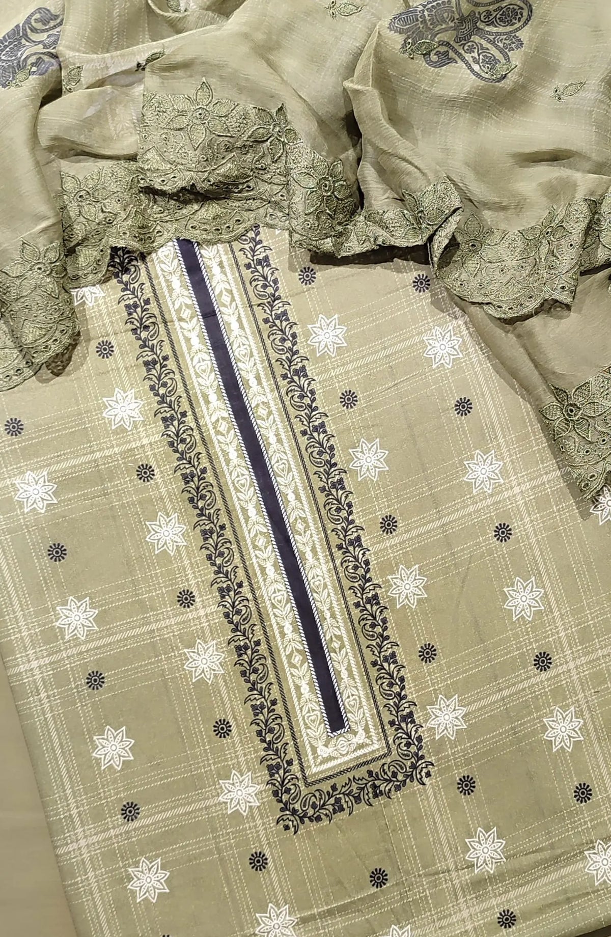 Unstitch Exclusive Printed Lawn Collection 2024 With Schiffli Duaptta By Amna Khadija - Design 06