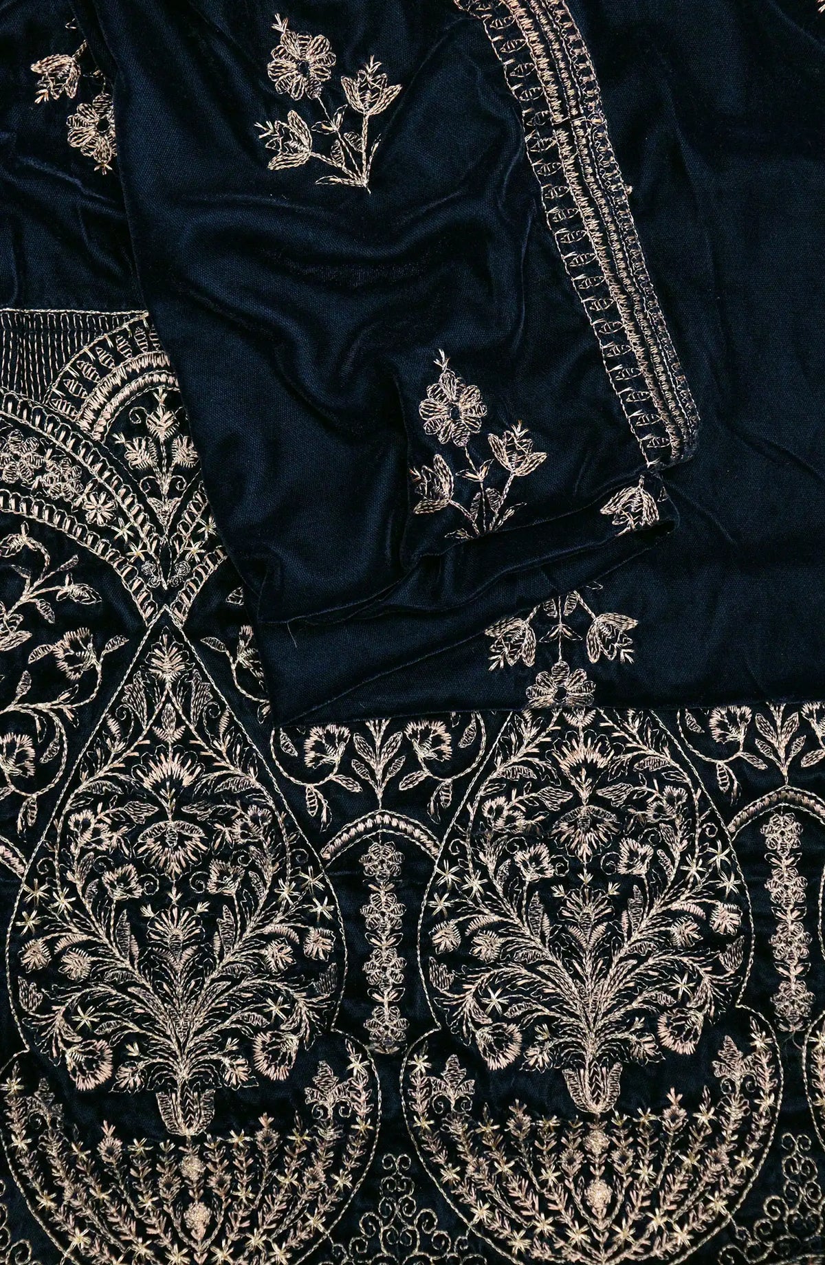 Royal Vibes Embroidered Velvet Shawl Collection by Alkarim - VS 5120 A