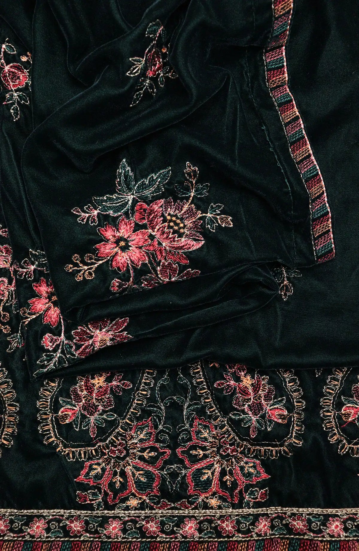 Royal Vibes Embroidered Velvet Shawl Collection by Alkarim - VS 5121 F