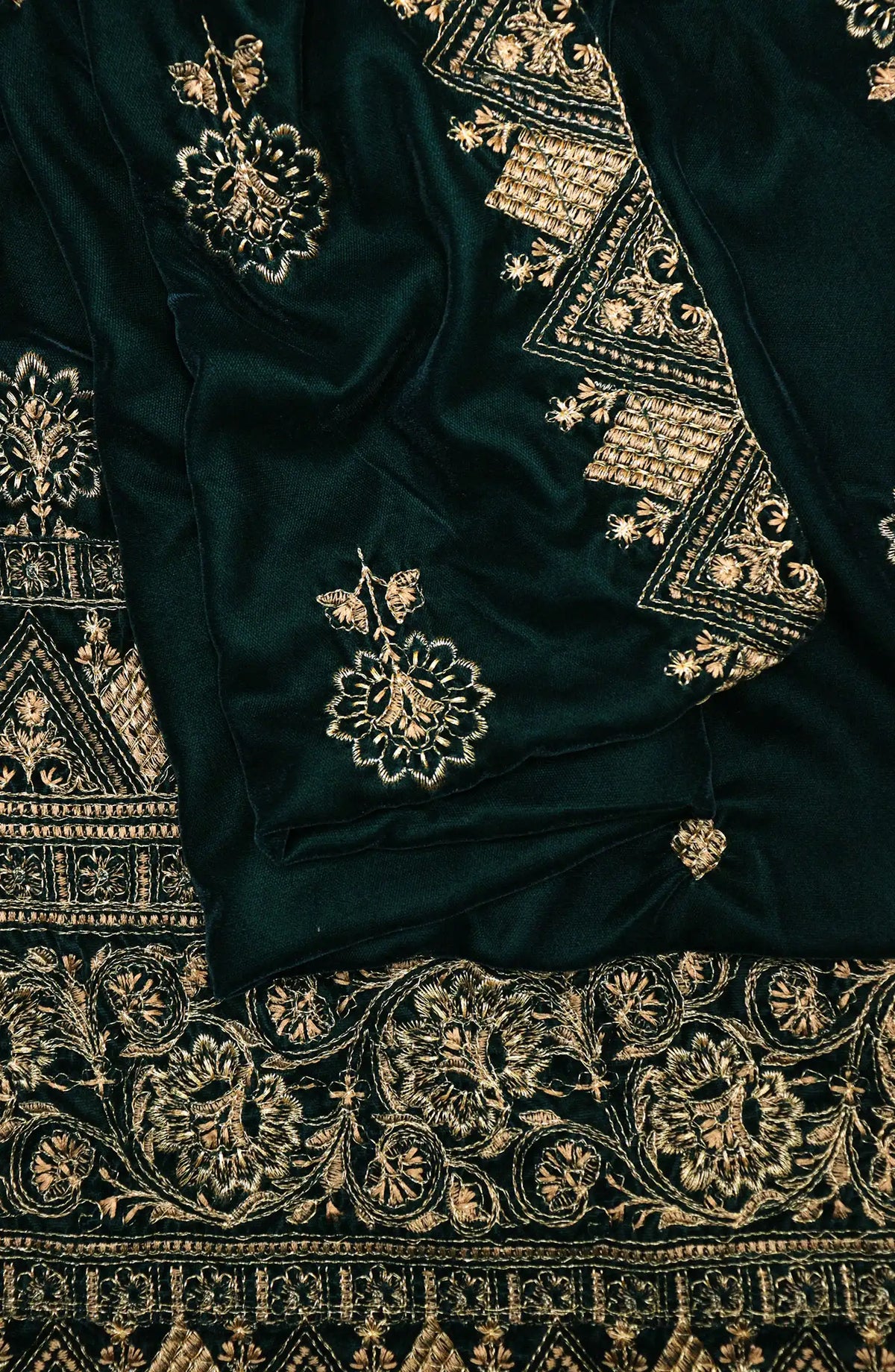 Royal Vibes Embroidered Velvet Shawl Collection by Alkarim - VS 5133 A