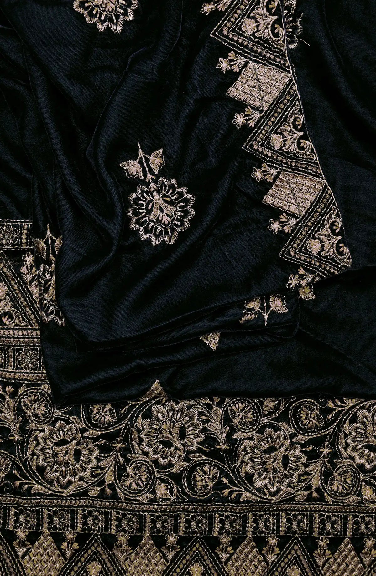 Royal Vibes Embroidered Velvet Shawl Collection by Alkarim - VS 5133 F