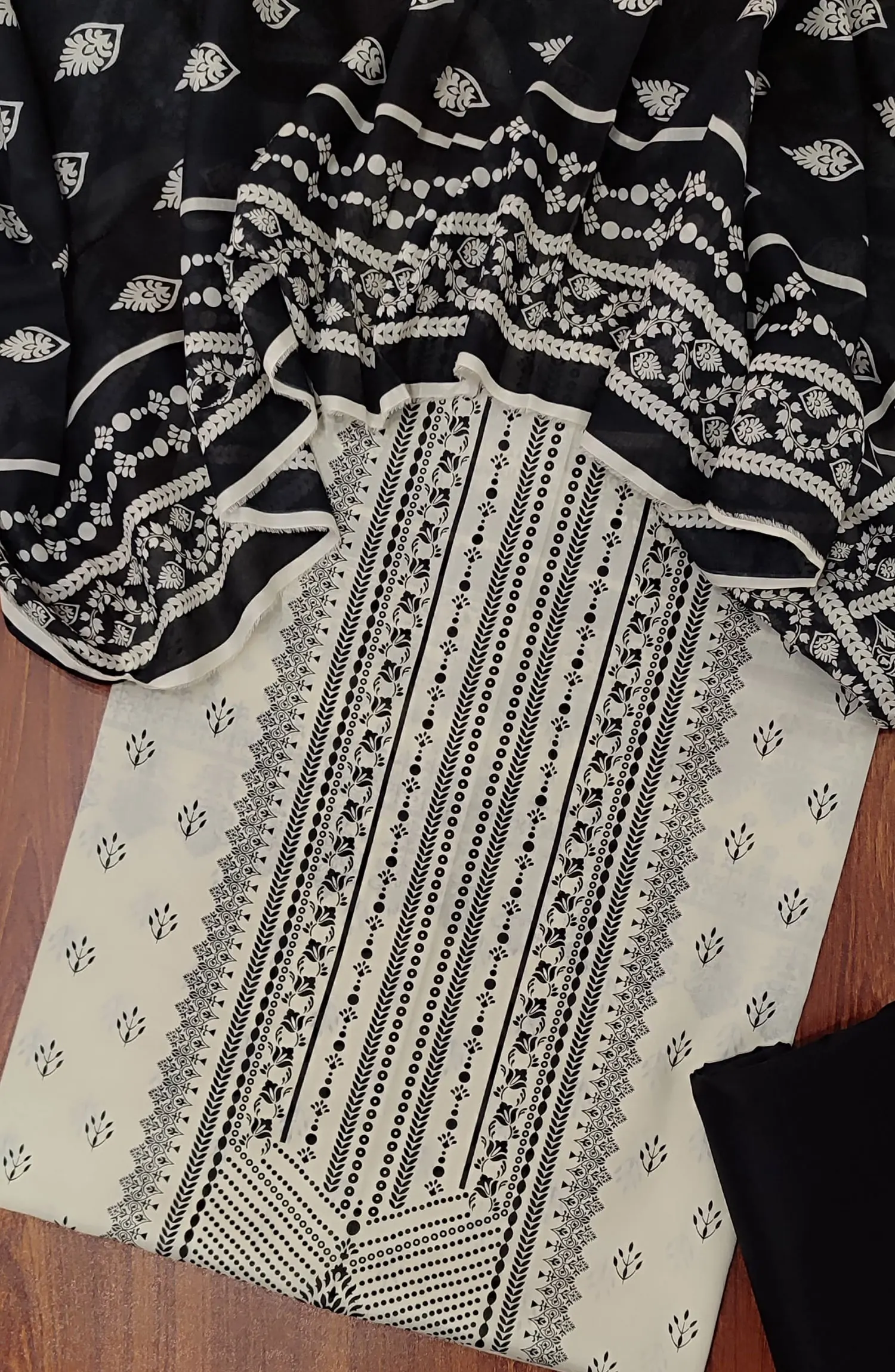 Black And White 3 Piece Printed Lawn Collection 2024 - BNW 12