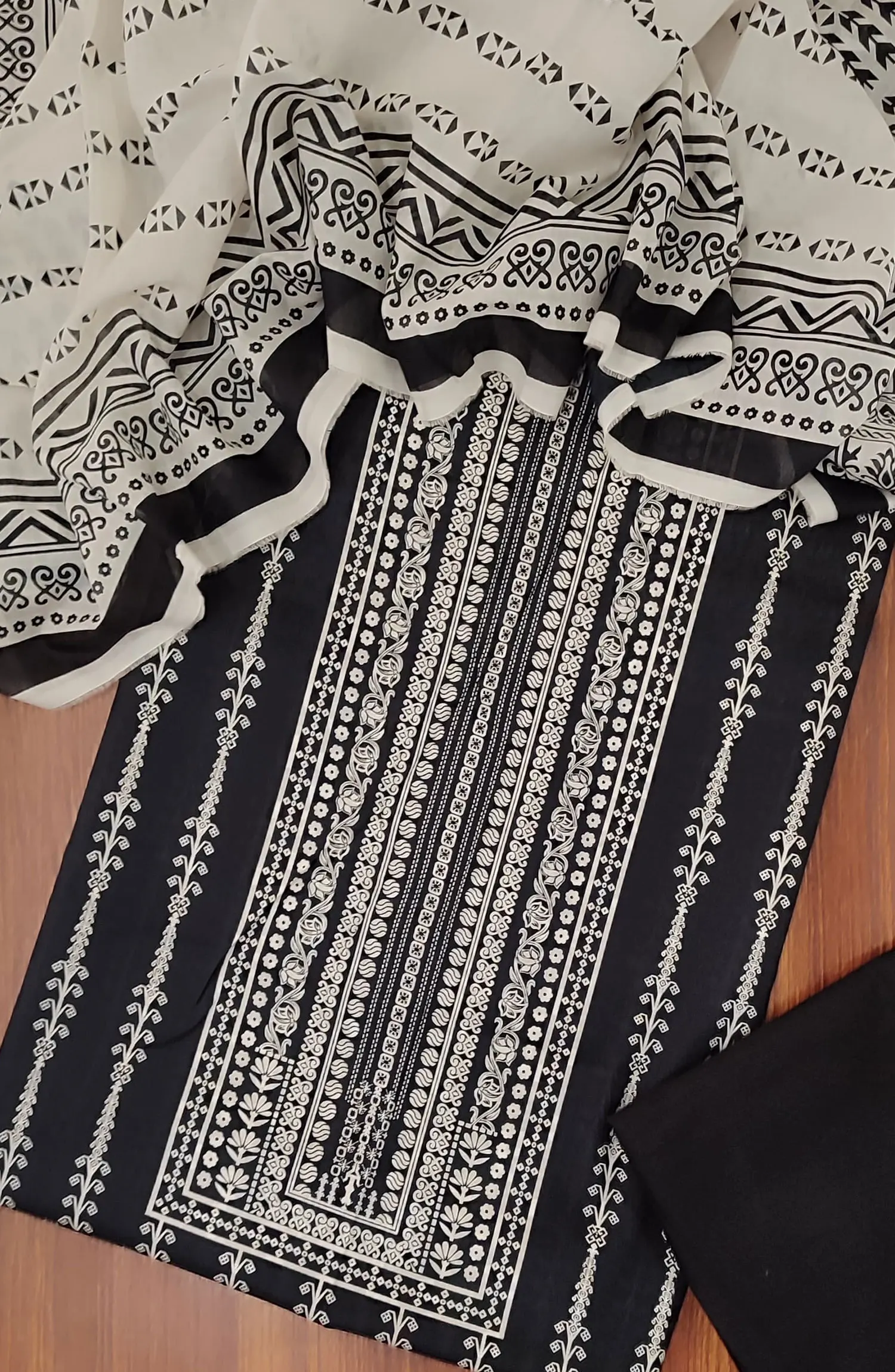 Black And White 3 Piece Printed Lawn Collection 2024 - BNW 14