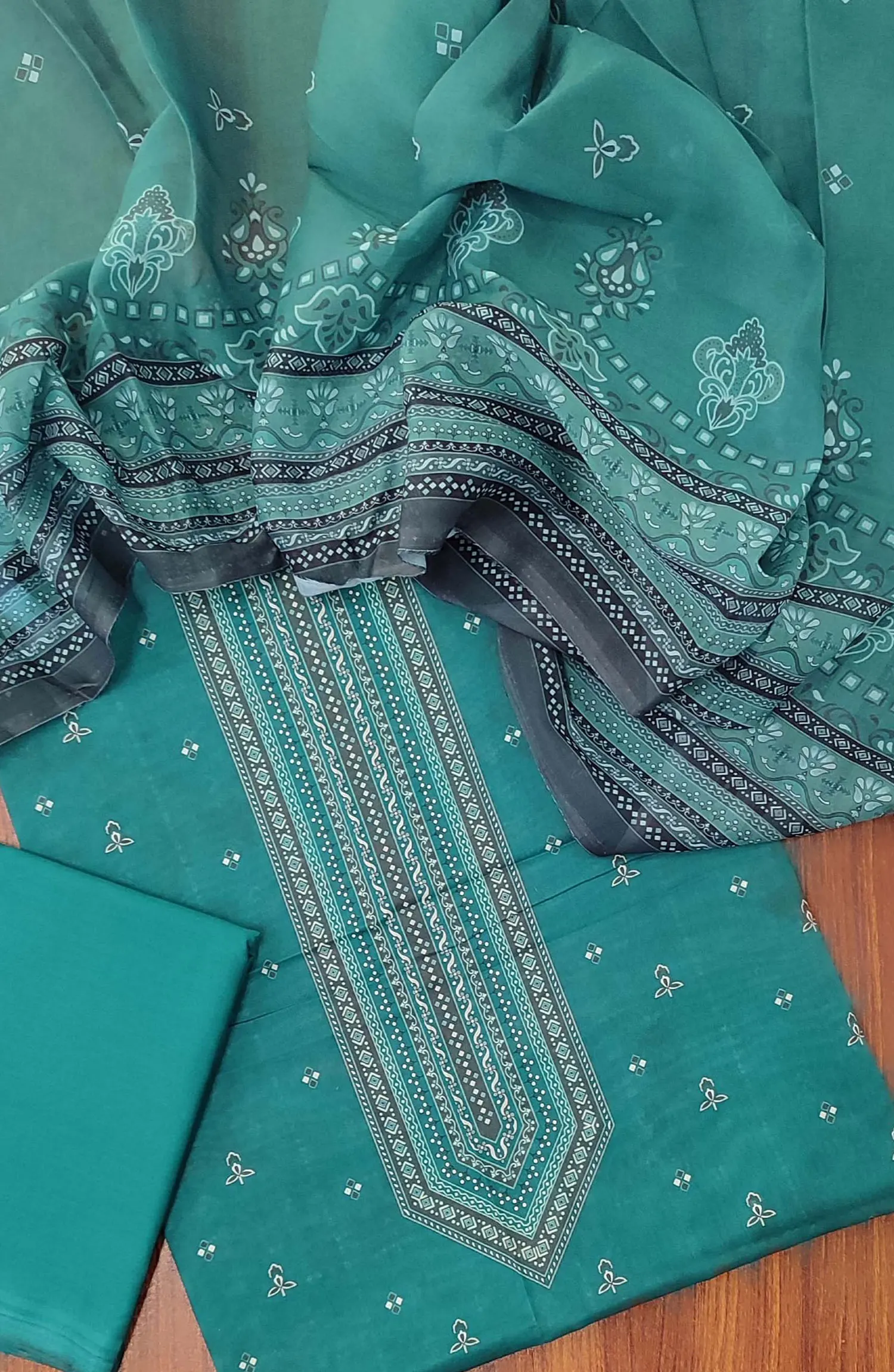 Printed Lawn 3Pcs with Voile Dupatta Collection - -Design-03