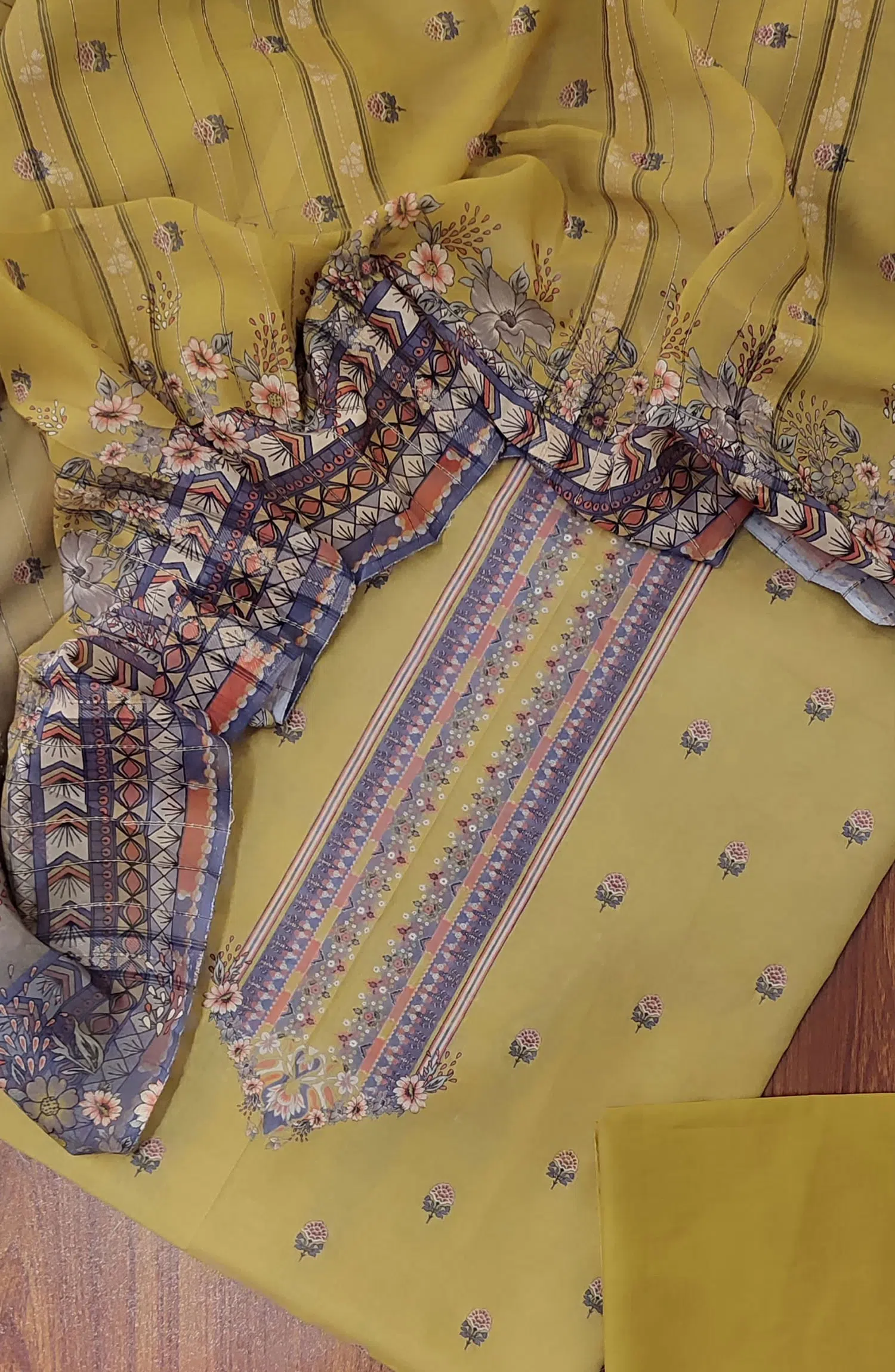 Classic Printed Lawn 3 Pcs Collection with Tilla Dupatta - Design 09