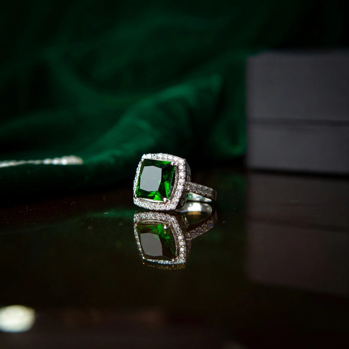 GREEN EMERALD SQUARE RING YKL Jewellers Ring Collection